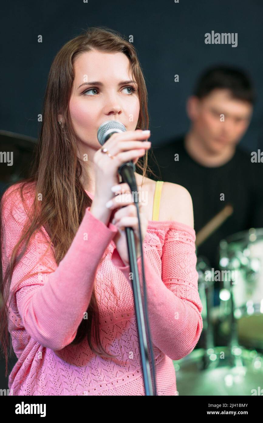 Guest vocalist hi-res stock photography and images - Alamy