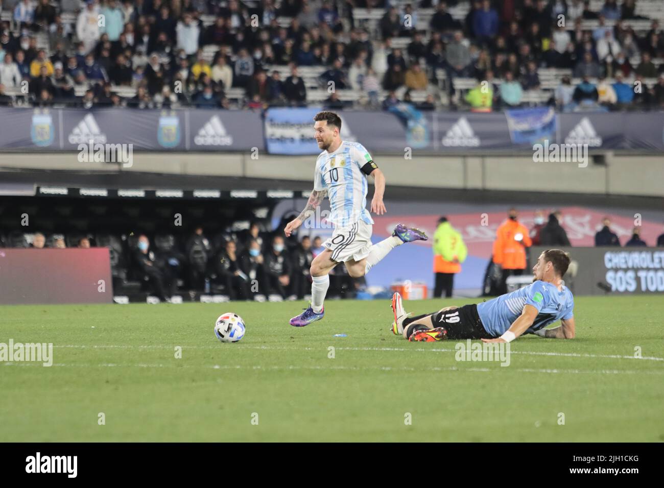 Buenos Aires; 10 de octubre de 2021: Eliminatory Qatar 2022, Argentina vs Uruguay, Messi with run fast with the ball. Stock Photo