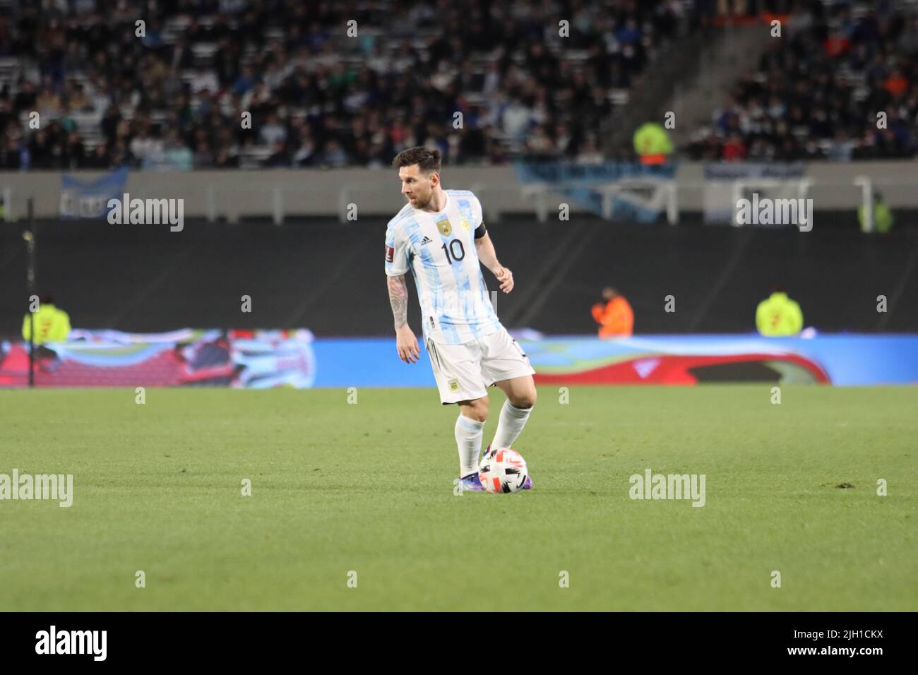 Buenos Aires; 10 de octubre de 2021: Eliminatory Qatar 2022, Argentina vs Uruguay, Messi think with the ball. Stock Photo