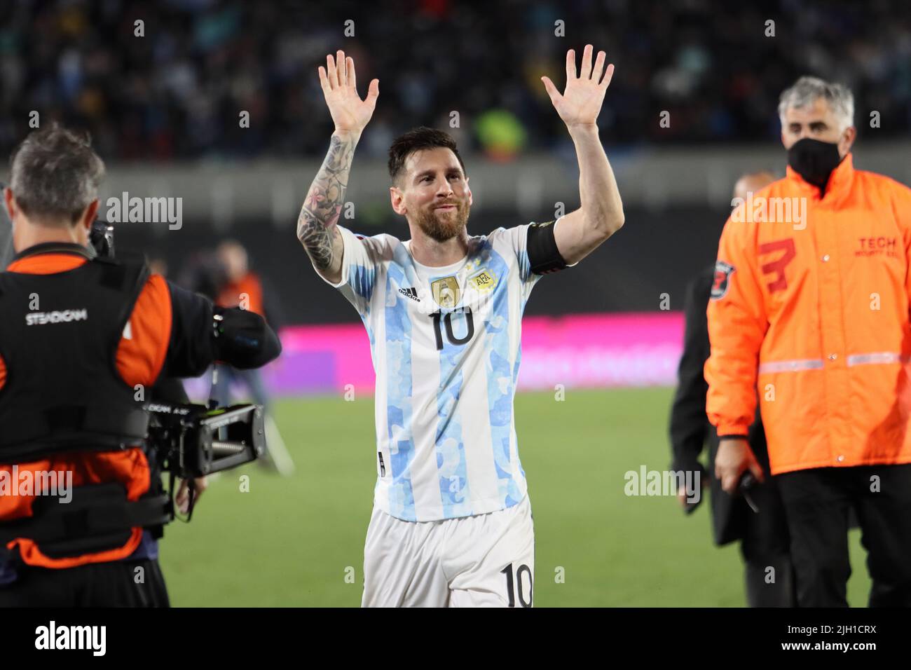 Buenos Aires; 10 de octubre de 2021: Argentina vs Uruguay, Messi greets the public. Stock Photo