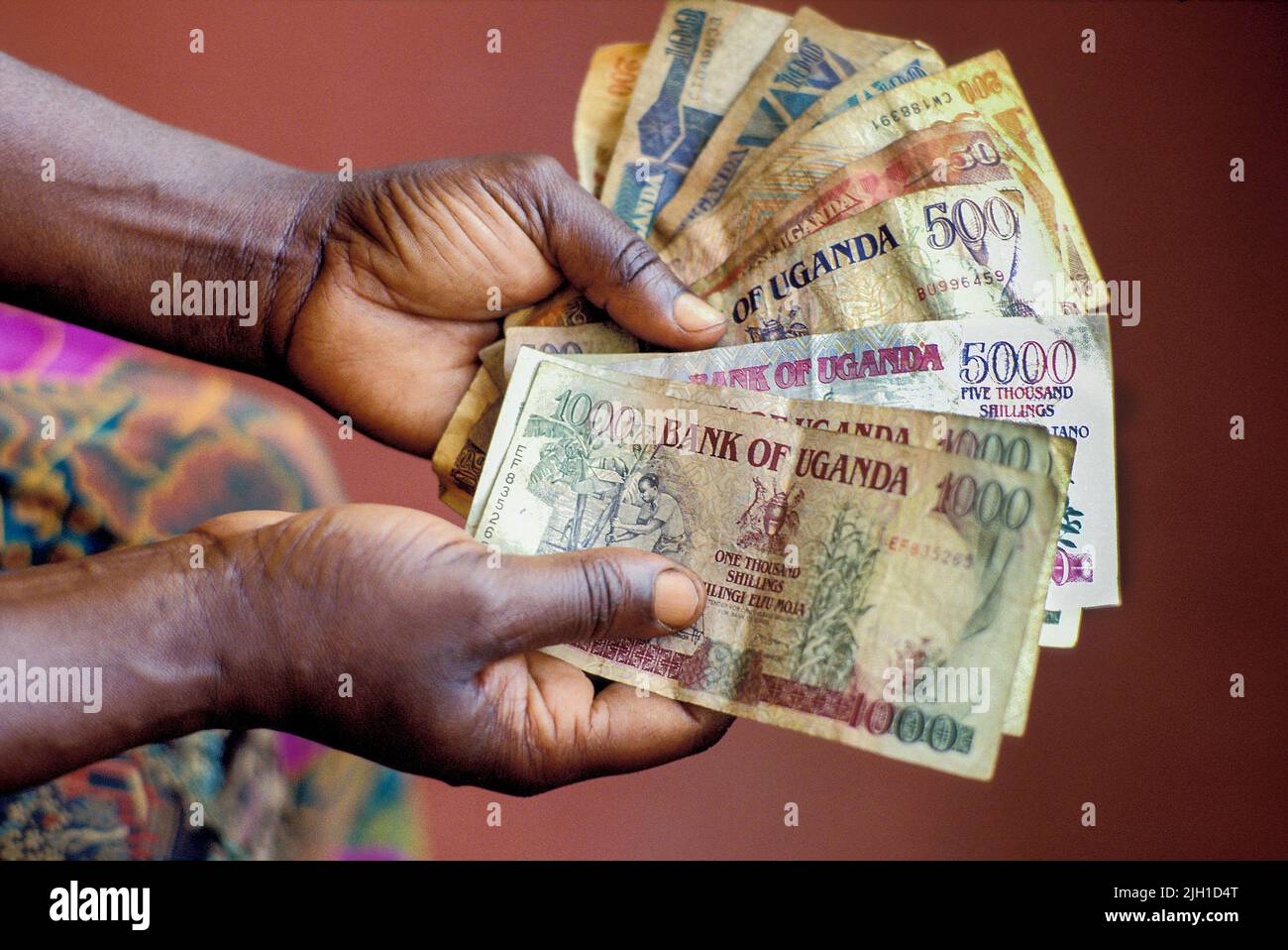 one-hundred-dollars-in-ugandan-shillings