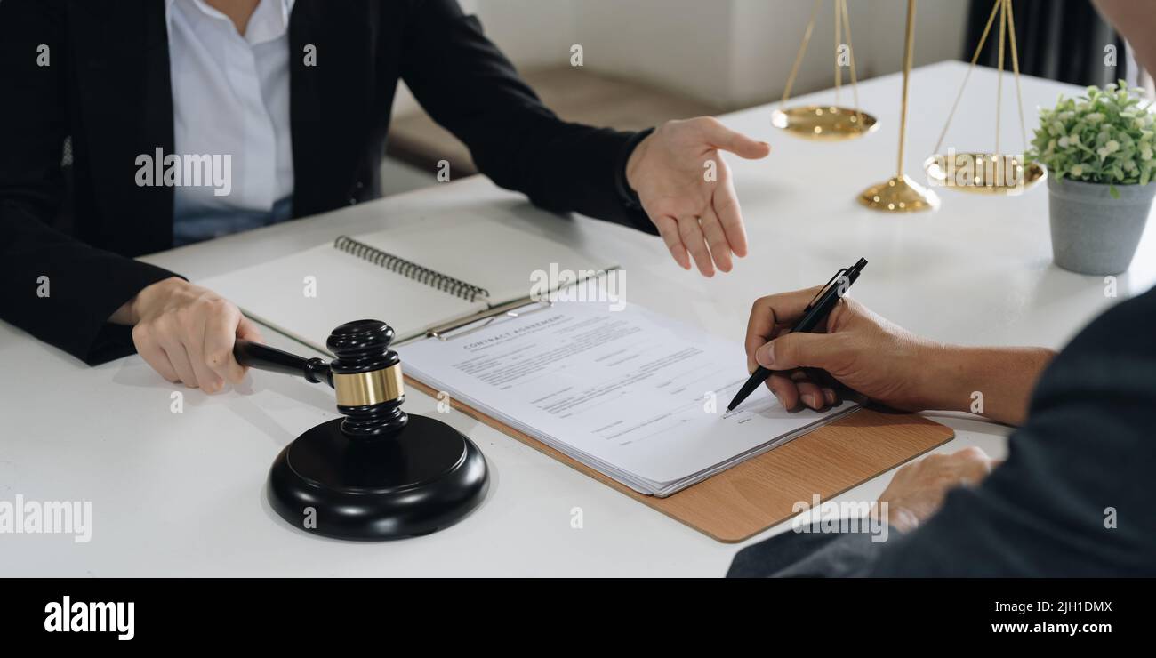 The Legal Execution Department makes an appointment with the customer to sign a mediation agreement to pay the debt Stock Photo