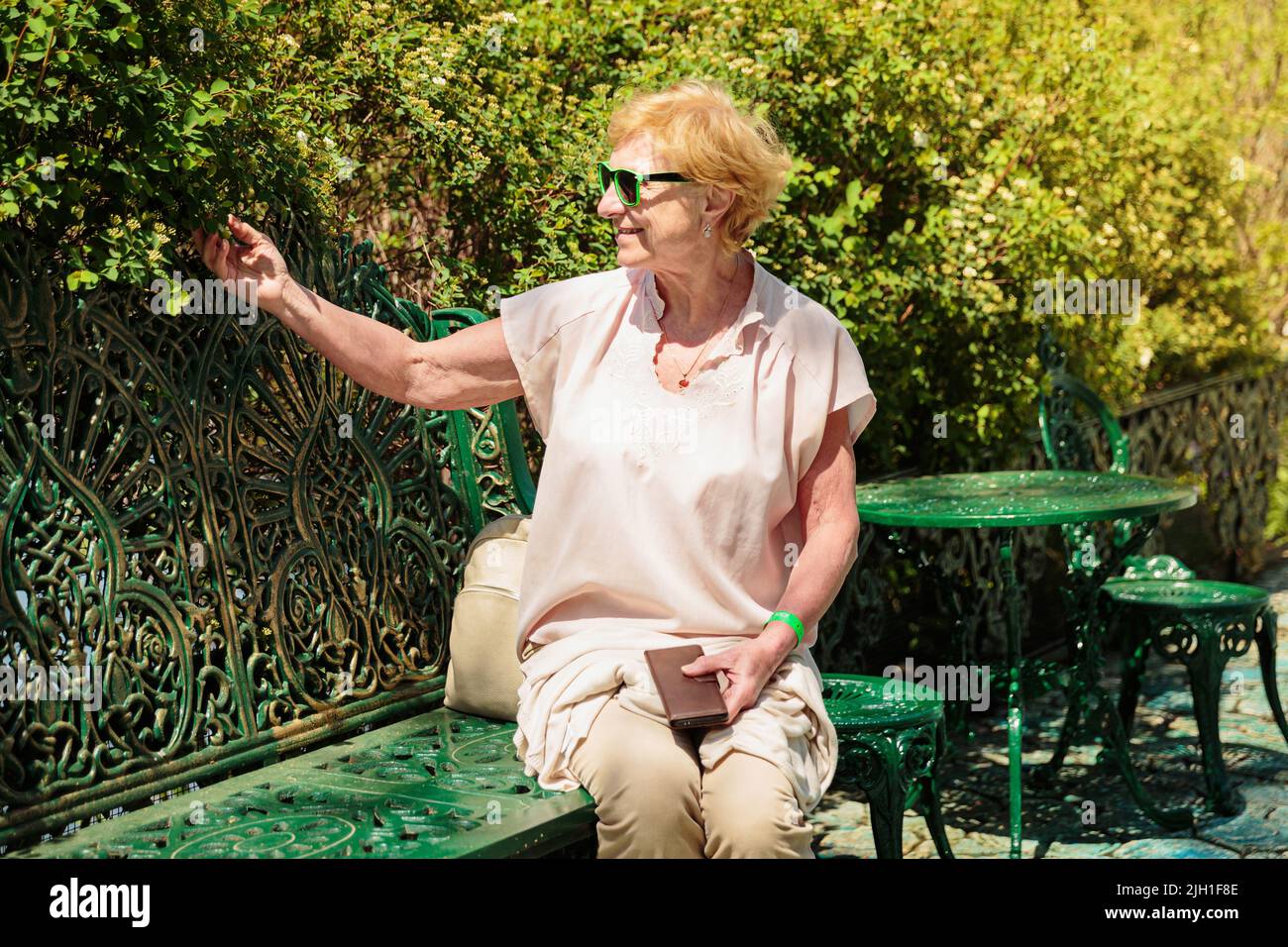 Mature woman on park bench hi-res stock photography and images - Alamy