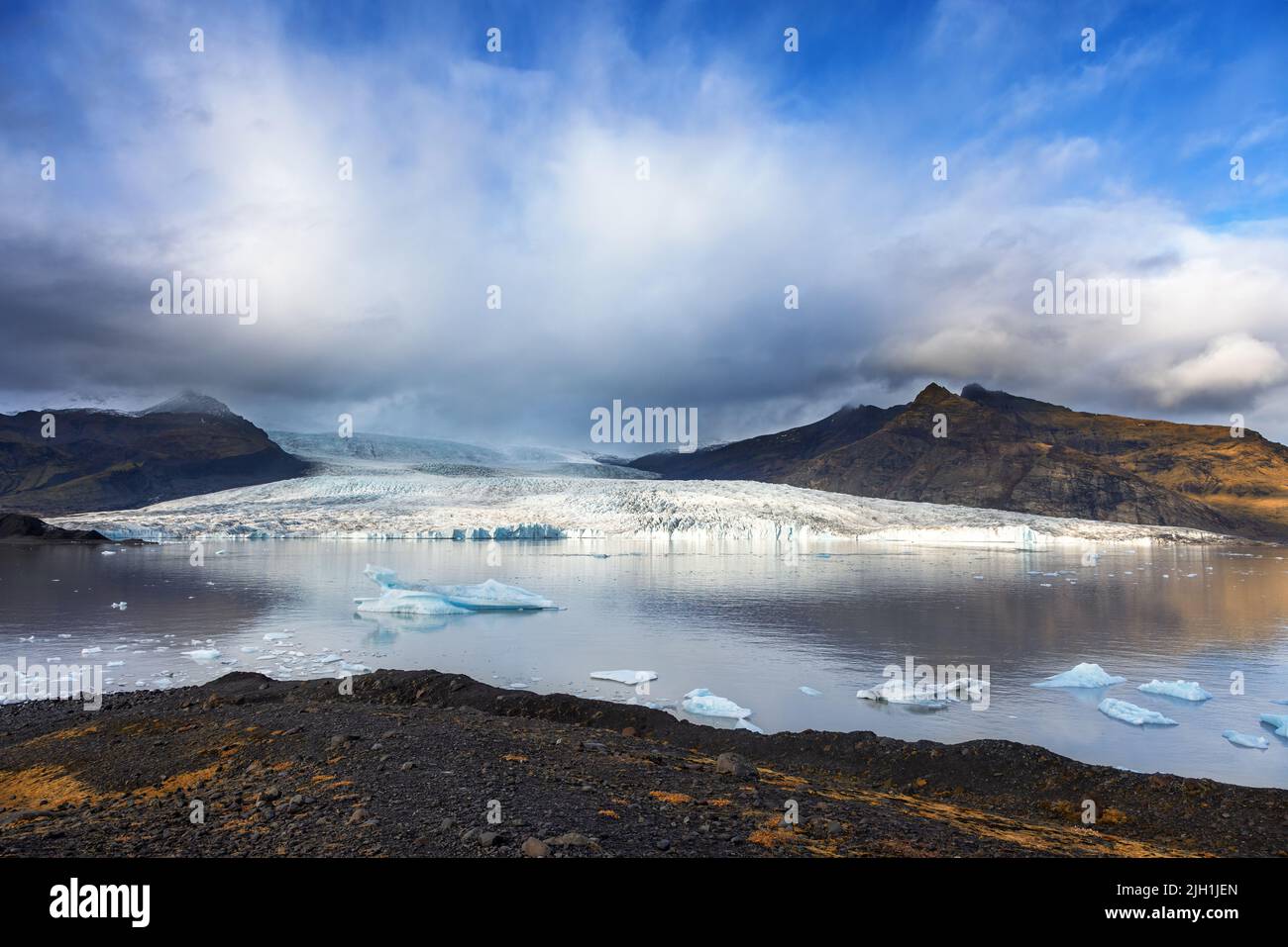 Autumn colours at Fjallsarlon glacier lagoon, Southern Iceland. Part of the Vatnajokull Glacier, the largest ice cap in iceland. Stock Photo