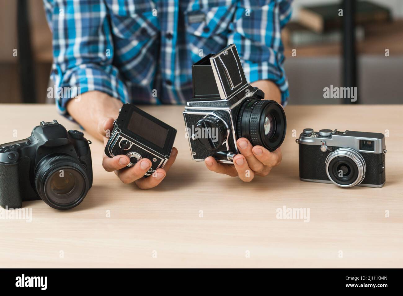 Blogger shows structure of retro film camera Stock Photo Alamy
