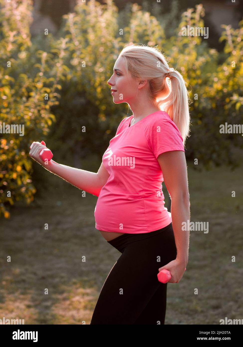 Blonde pregnant woman hi-res stock photography and images - Page 9 - Alamy