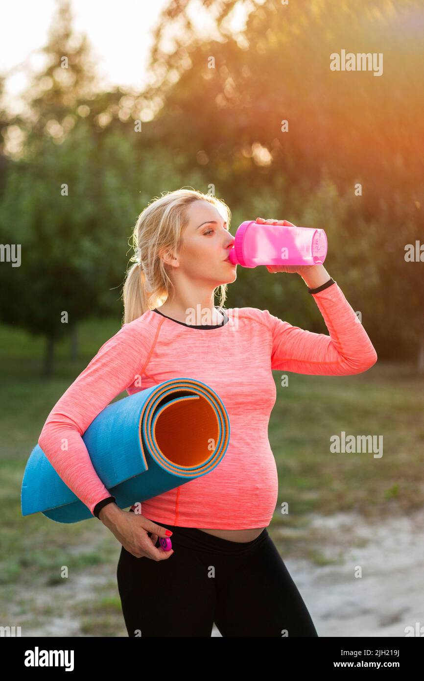 Pregnant drinking water hires stock photography and images Alamy
