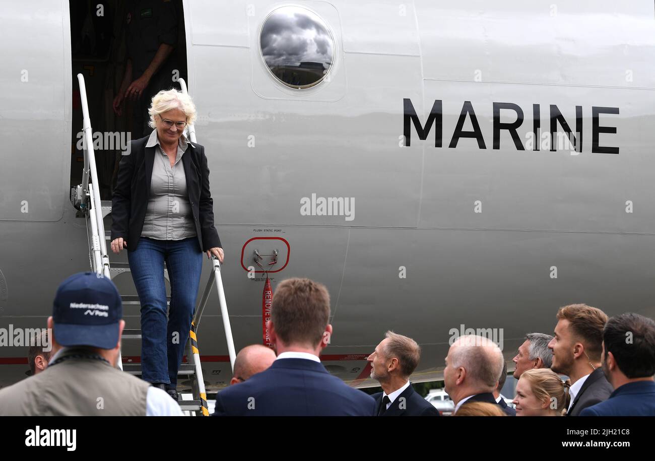 Nordholz, Germany. 14th July, 2022. German Defense Minister Christine Lambrecht (SPD) visits the Naval Air Station in Nordholz and walks the gangway of a P-3C Orion maritime patrol aircraft. Credit: Carmen Jaspersen/dpa/Alamy Live News Stock Photo