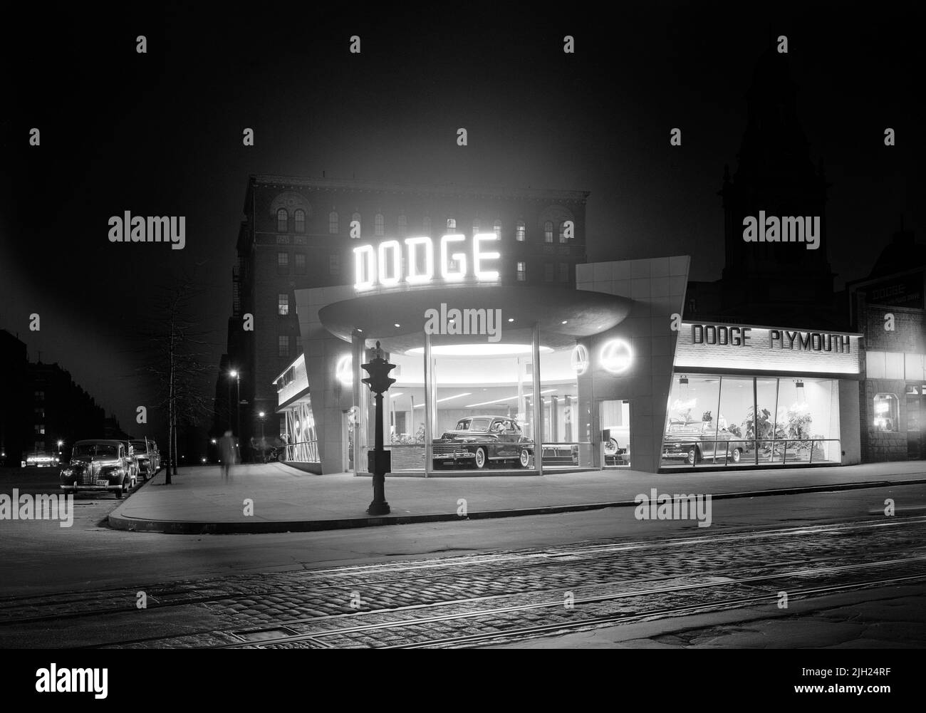 L Motors, Dodge Car Showroom at Night, Broadway at 177th Street, New York, USA, Gottscho-Schleisner Collection, March 1948 Stock Photo