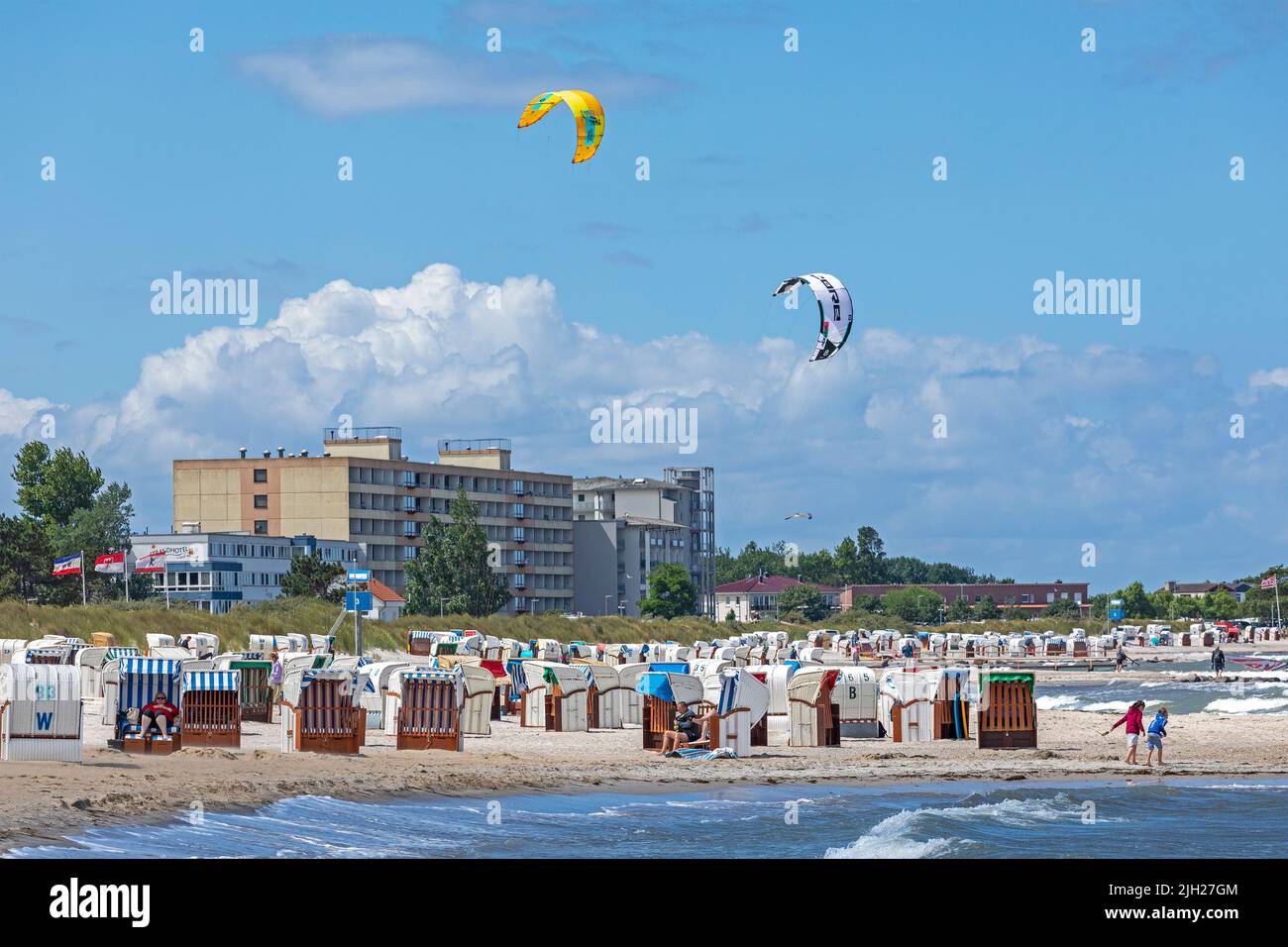 Beach Hotel, kitesurfers, beach, Steinwarder, Heiligenhafen, Schleswig-Holstein, Germany Stock Photo