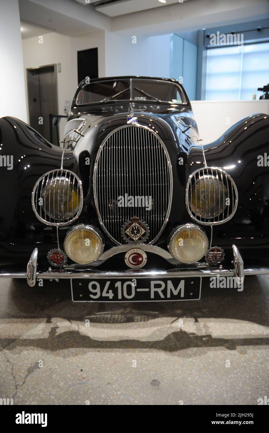 New York City, USA. 14th July, 2022. A 1938 Talbot-Lago T150-C SS Teardrop Coupe by Figoni et Falaschi, estimated at $9/11 millon is featured at RM Sotheby's Monterey Auction Preview on July 14, 2022 in New York City. (Photo by Efren Landaos/Sipa USA) Credit: Sipa USA/Alamy Live News Stock Photo