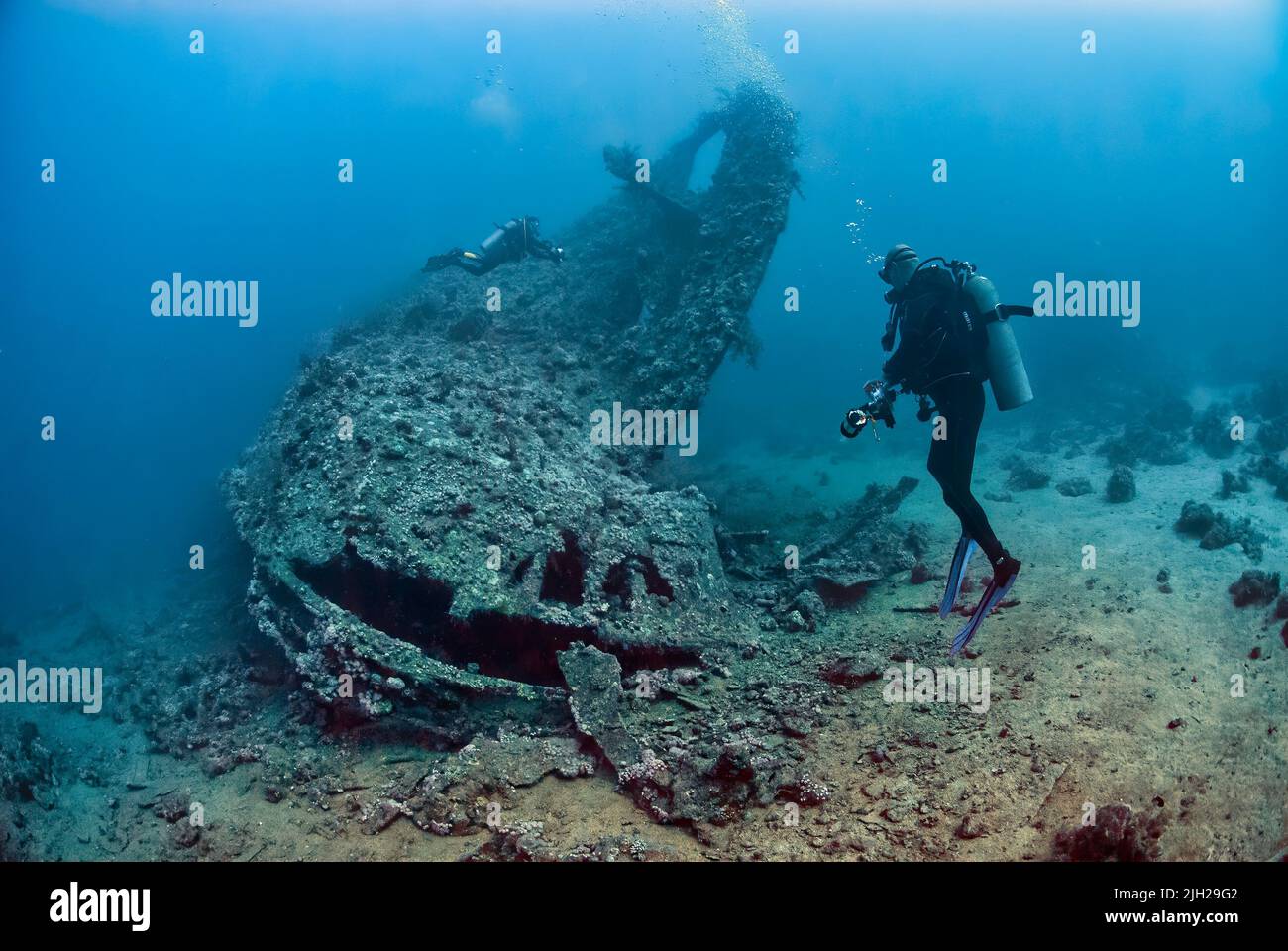 Two divers exploring the ship wreck Dunraven in the red sea Stock Photo