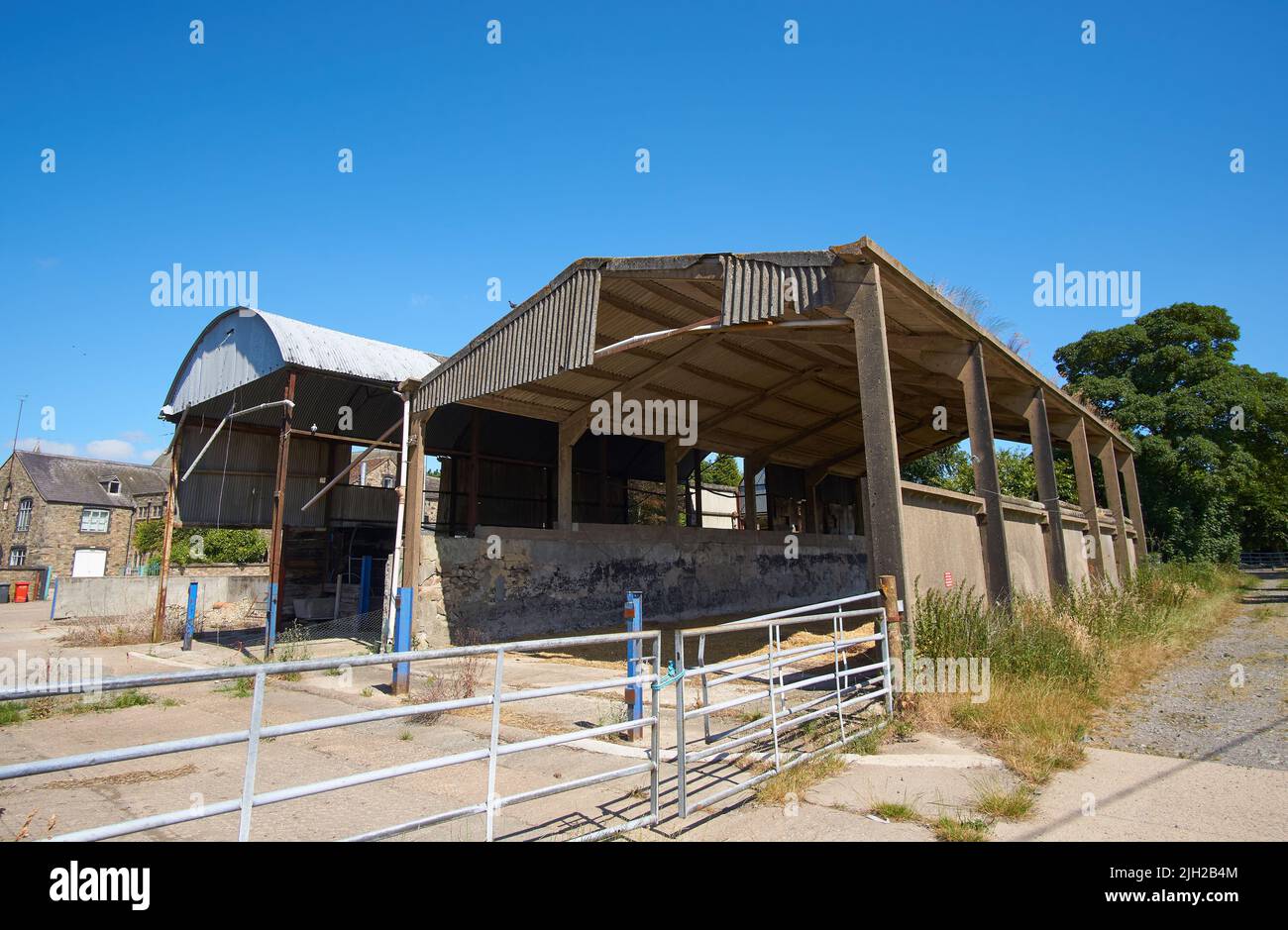 Old abandoned farm barn example Stock Photo - Alamy