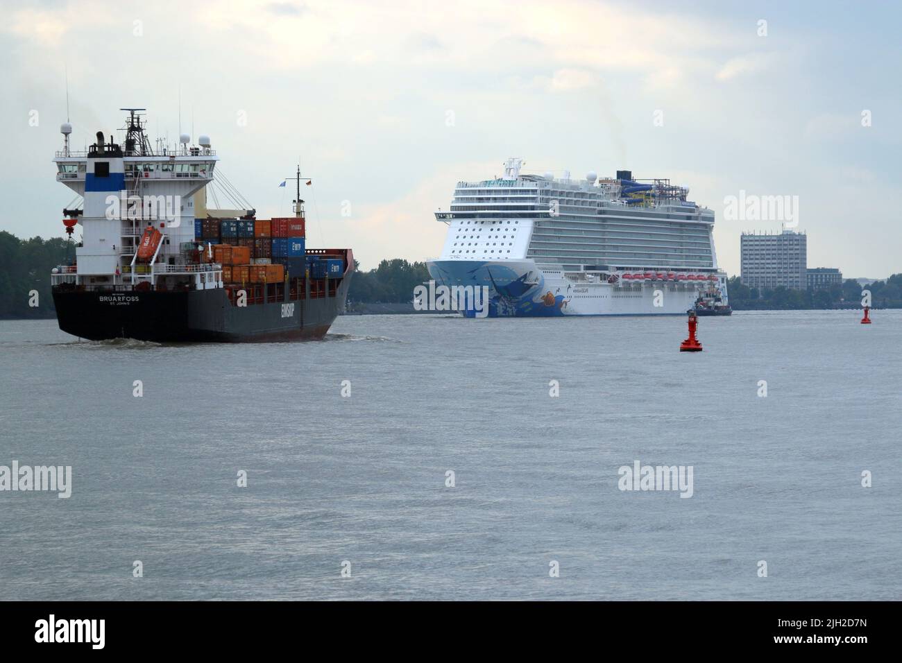 Containerfrachter Bruarfoss  begegnet Kreuzfahrtschiff Norwegian Escape Stock Photo