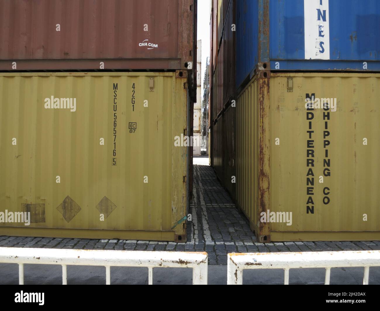 Container haben den Warenverkehr über Wasser und Land revolutioniert. Man findet sie in großen Mengen in allen Häfen der Welt. Stock Photo