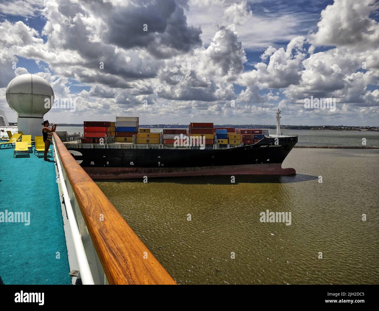 Container Frachter MSC Vanessa querab von der AIDAcara im Hafen von Montevideo Stock Photo