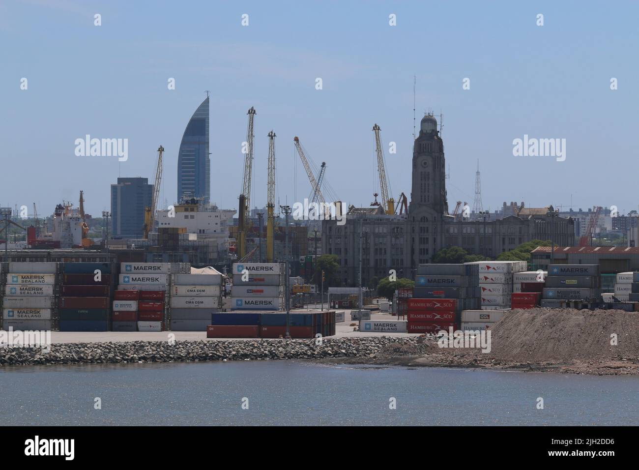Blick vom Hafen auf Montevideo: Vor dem Torre Antel  und dem Turm aus dem 20ern ist das geschäftige Treiben auf den Container Terminals zu sehen. Stock Photo