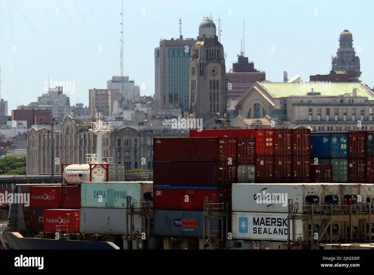 Skyline von Montevideo, im Vordergrund der Containerhafen Stock Photo