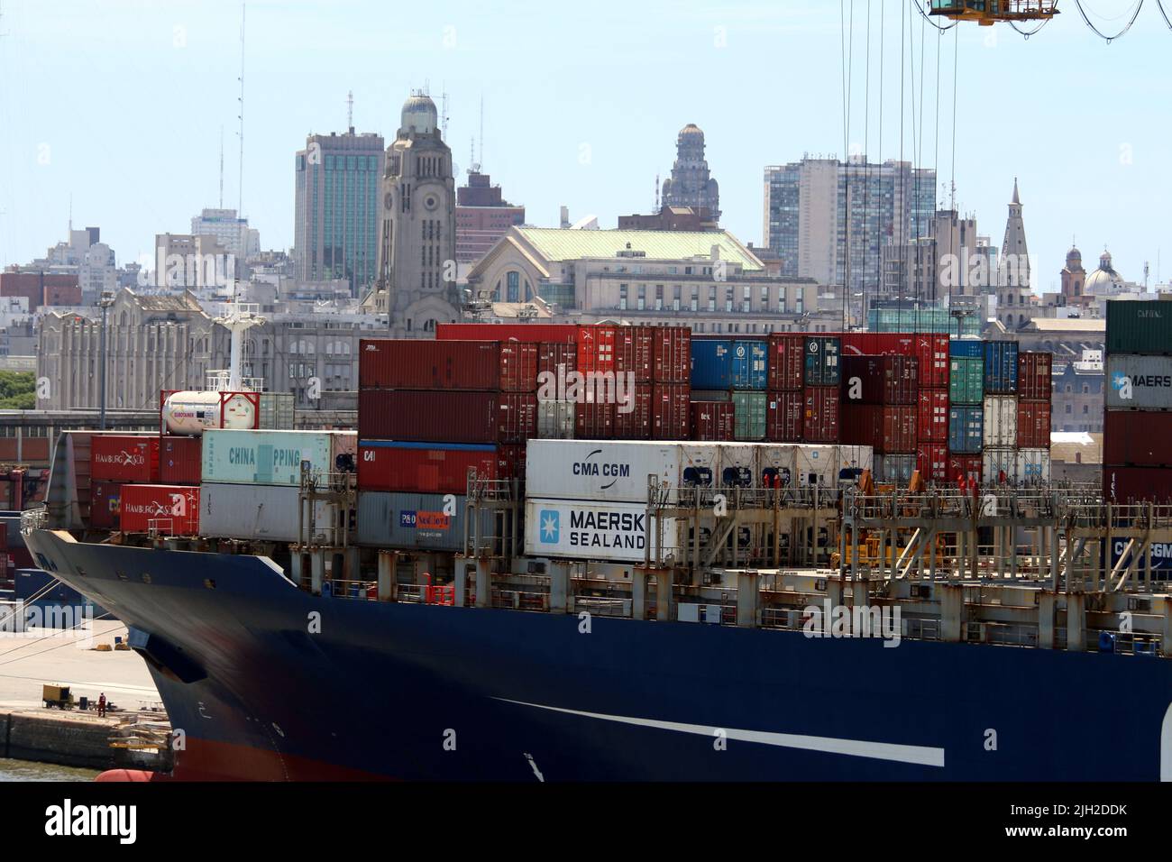 Container Frachter CMA CGM Tusca im Hafen von Montevideo Stock Photo