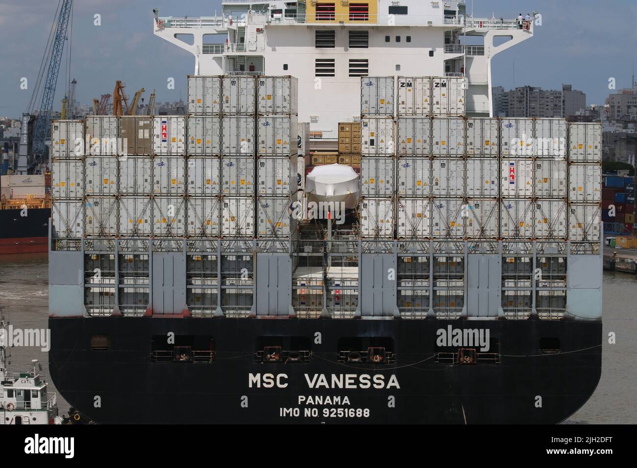 Container Frachter MSC Vaness im Hafen von Montevideo Stock Photo