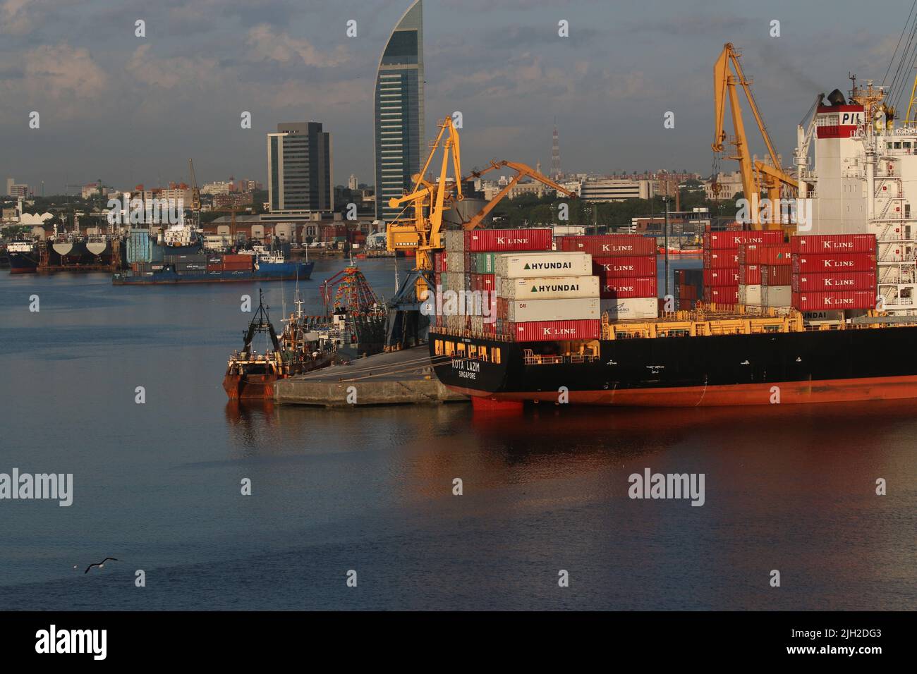 Container Frachter Kota Lazim im Hafen von Montevideo. Im Hintergrund der Torre Antel Stock Photo