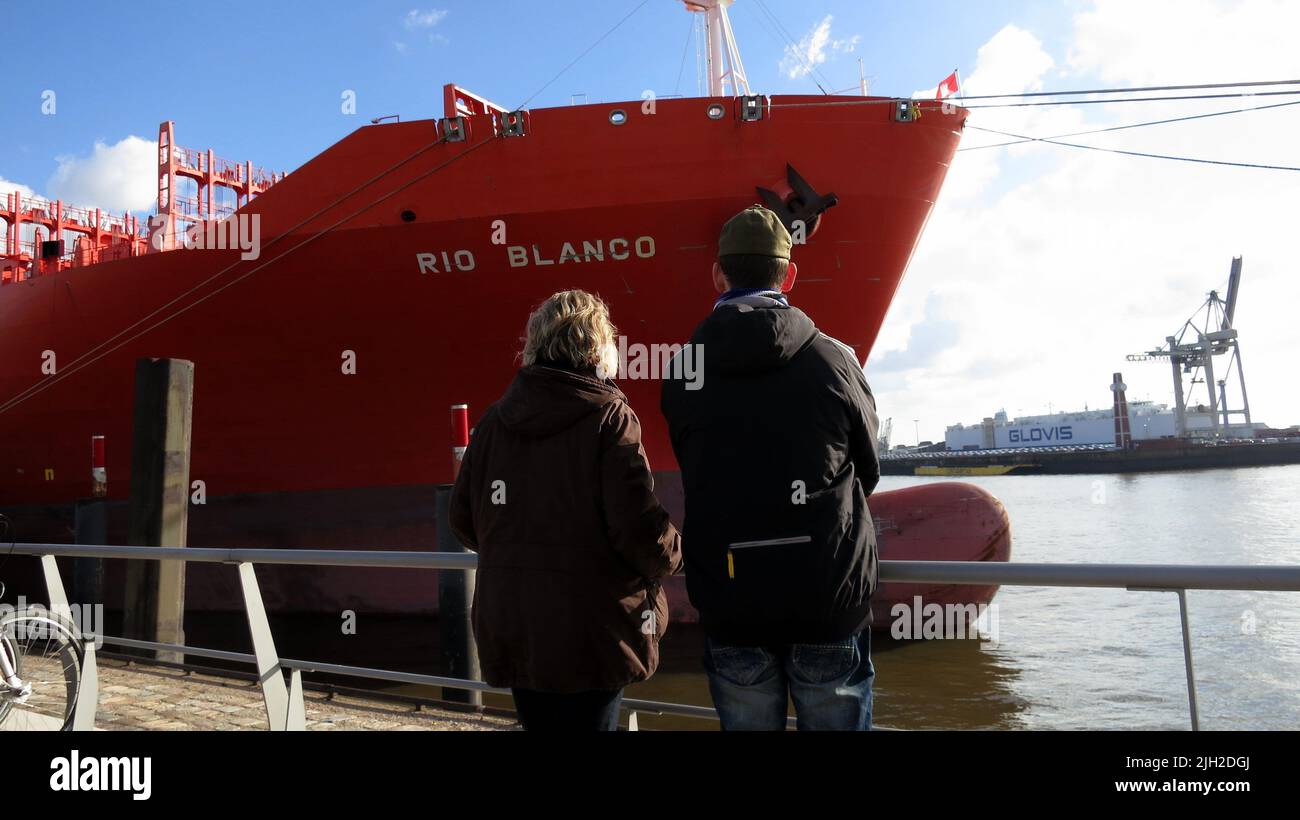 Fernweh stellt sich auch beim Blick auf einen aufliegenden Containerfrachter ein. 2021 hat die Rio Blanco 158.000 nautische Meilen zurückgelegt und 56 Häfen angelaufen. Stock Photo