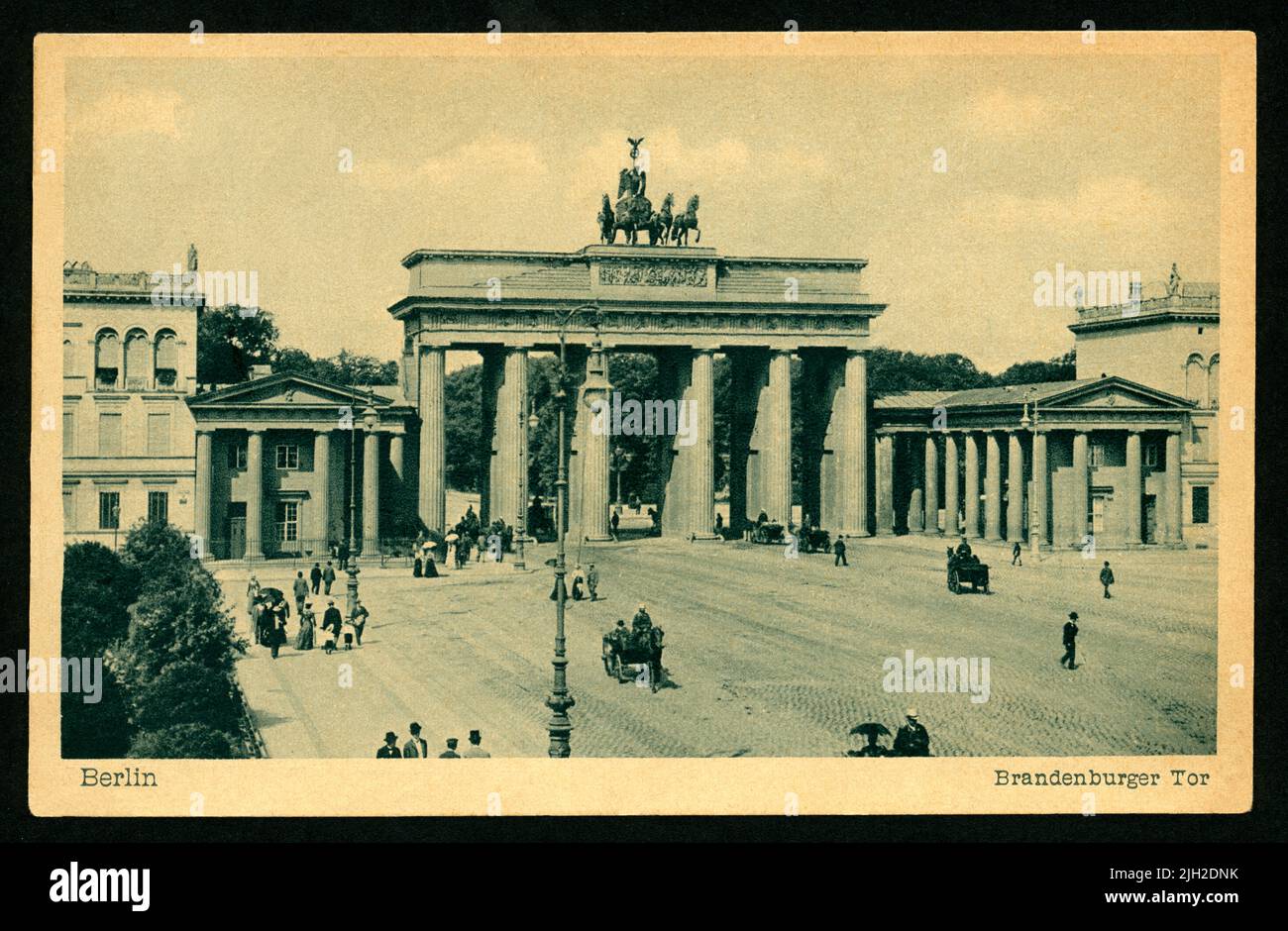 Europa, Deutschland, Berlin, Brandenburger Tor, Postkarte, verschickt 04. 06. 1922, Verlag Fischer & Wittig, Leipzig  , Rechte werden nicht vertreten . /  Europe, Germany, Berlin, Brandenburg Gate ( Brandenburger Tor ), postcard, sent 04. 06. 1922 , publishing house Fischer and Wittig , Leipzig , there are no rights . Stock Photo