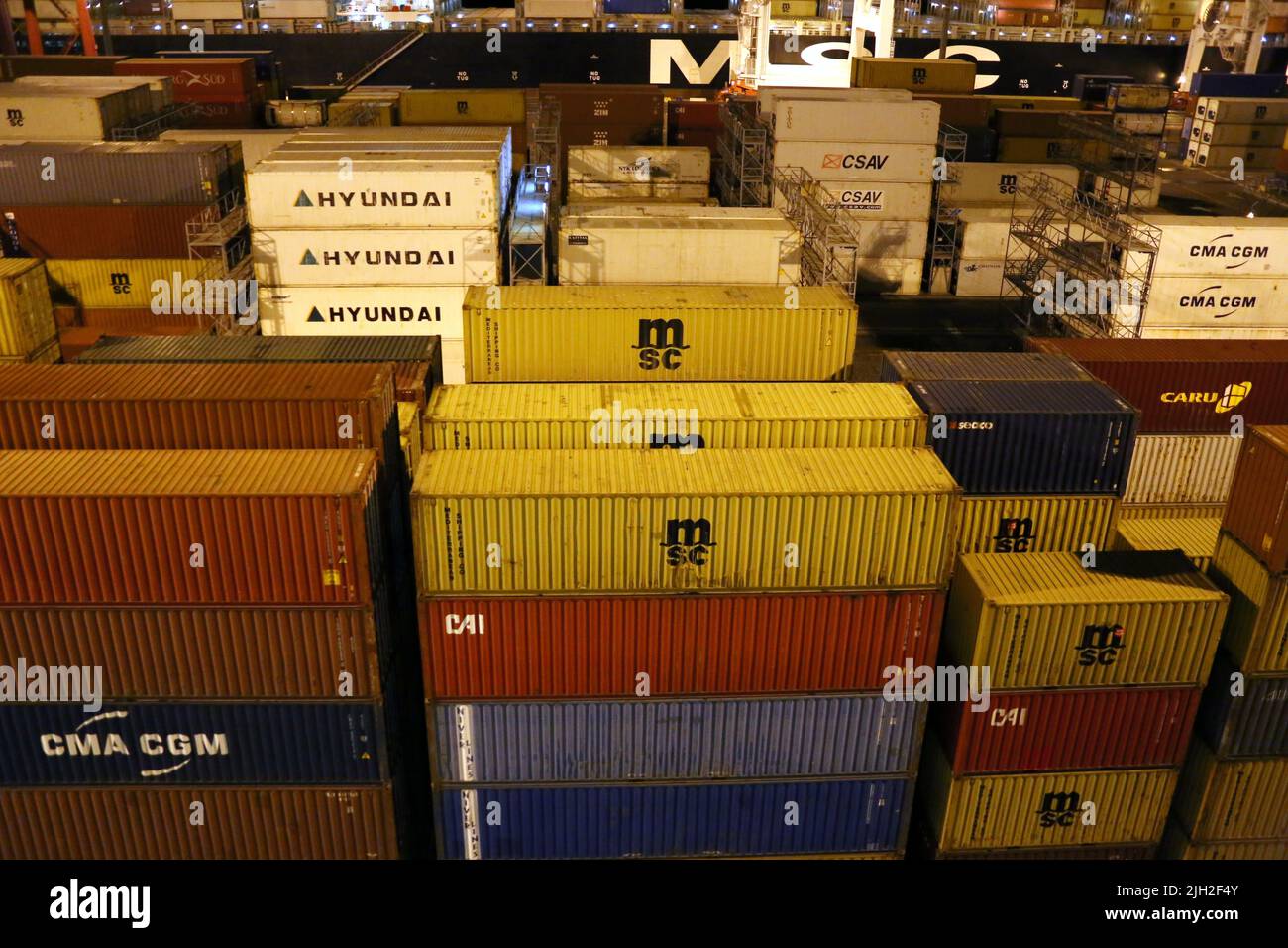 Container haben den Warenverkehr über Wasser und Land revolutioniert. Man findet sie in großen Mengen in allen Häfen der Welt. Hier Container im Hafen von Buenos Aires in Argentinien. Stock Photo