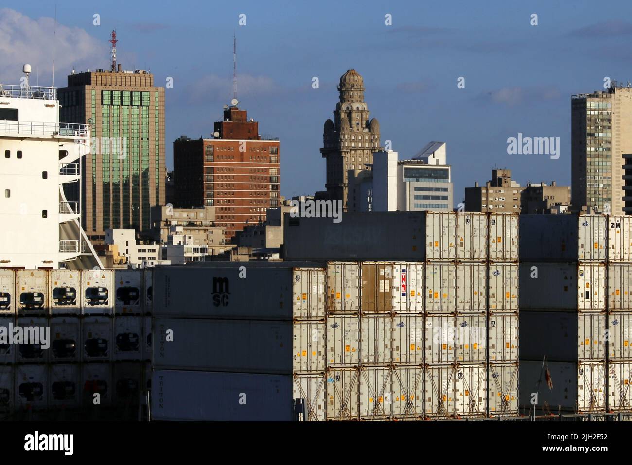 Container und Hochhäuser im Hafen von Montevideo Stock Photo
