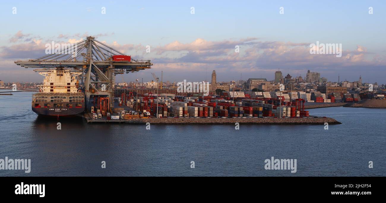 Container Frachter CMA CGM Tusa am Container Terminal im Hafen von Hafen von Montevideo Stock Photo