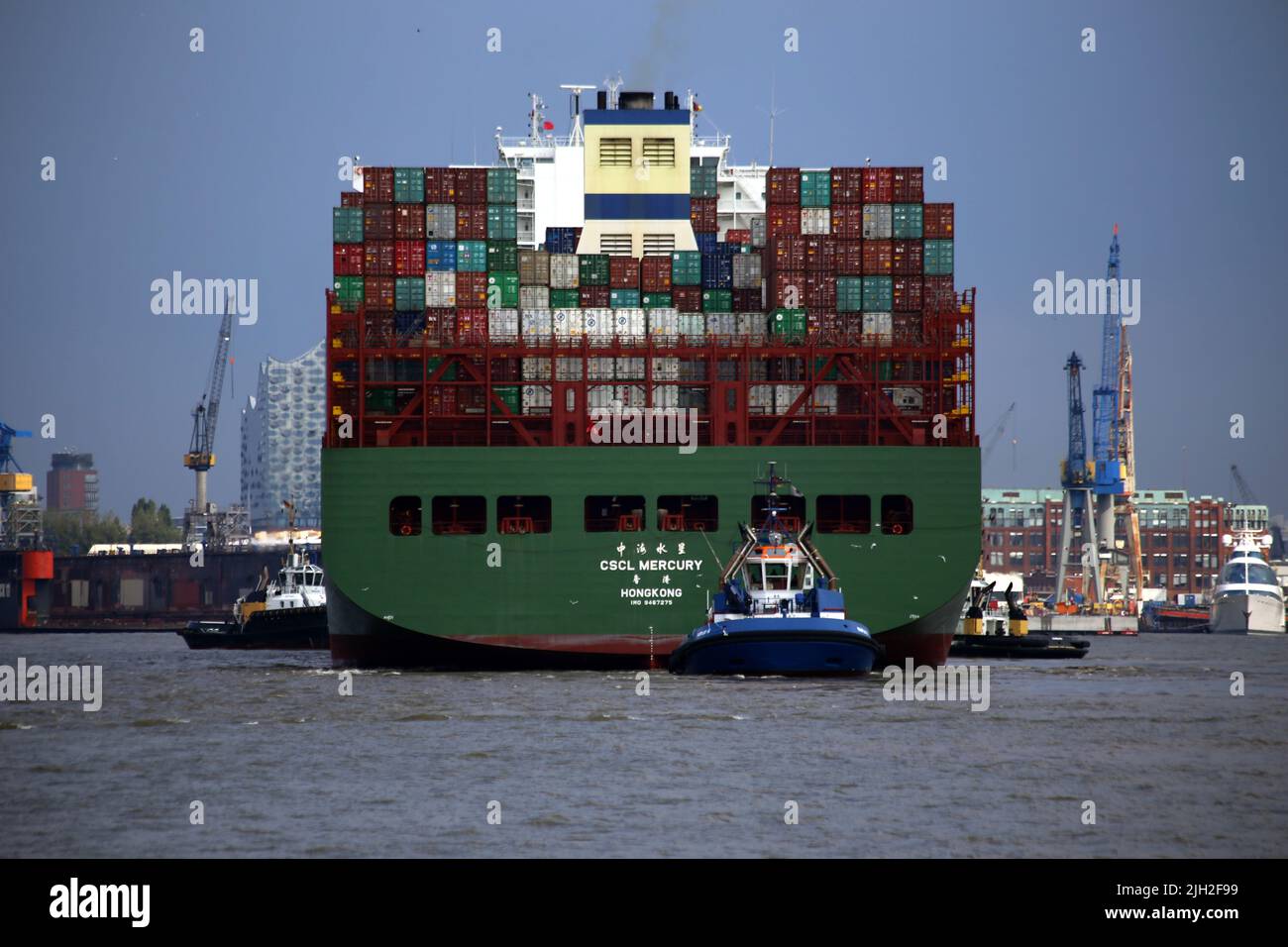Container Frachter CSCL Mercury (Hongkong) Es wurde 2011 gebaut und kann bei einem Tiefgang von 15,5m bis zu 15000 Standard-Container tragen. Standard-Container sind 20 Fuß lang, die größeren sind 40Fuß lang. Stock Photo