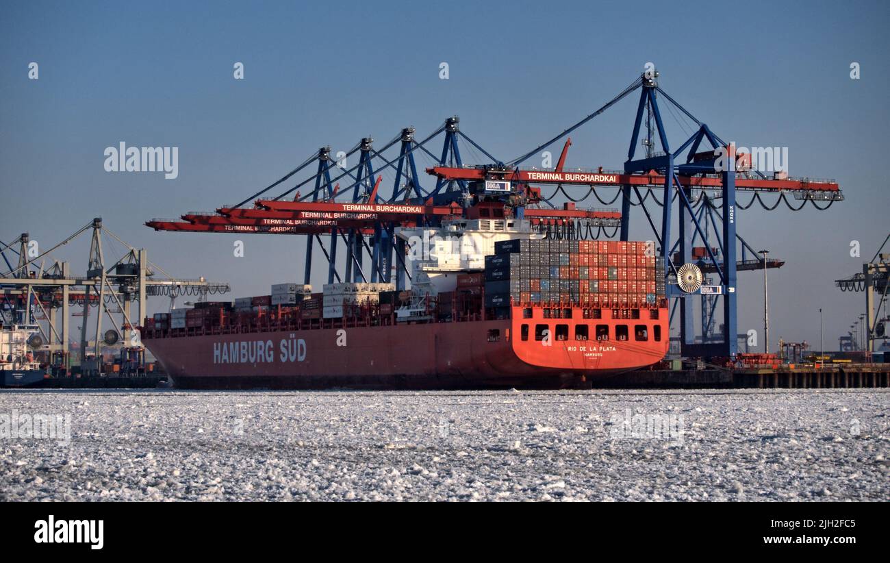 Das Container-Schiff Rio de la Plata der Hamburg-Süd Reederei am Burchard-Terminal. Die Elbe war vereist und wurde von Schleppern und Eisbrechern offen gehalten.die Rio de la Plate gehört zur Rio-Klasse und kann über 5.000 Standard-Container transportieren. Sie wurde 2008 gebaut und fährt unter der Flagge von Singapur.. Stock Photo