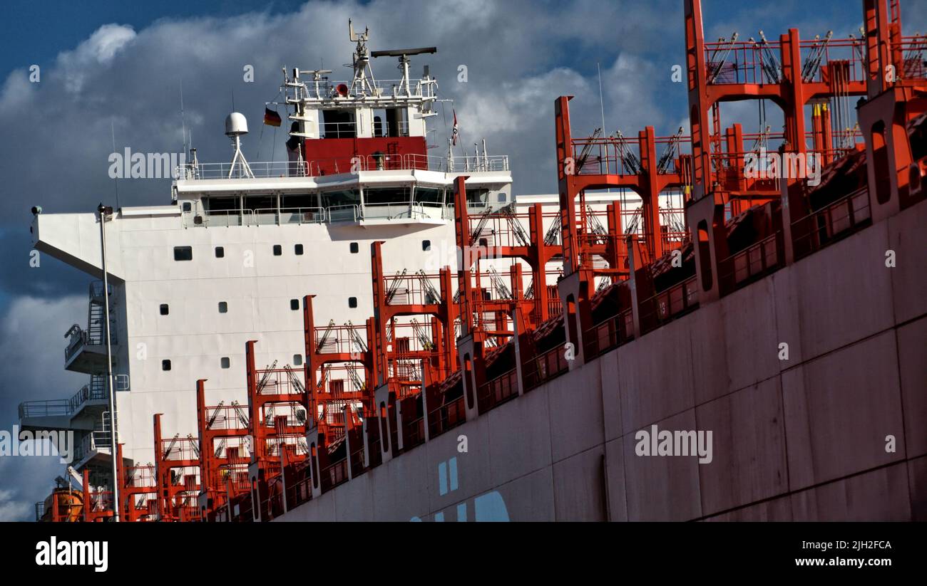 Containerfrachter Rio Blanco - leer am Kai. Es gehört zur Rio-Klasse der Reederei Hamburg-Süd. Bei einer Länge von 286m und einer Breite von 40m kann es über 8.000 Standard-Container transportieren. Es wurde 2009 gebaut und fährt unter der Flagge von Singapur. Hier ein Bild aus der Zeit, in der viele Container-Frachter als Auflieger ohne Beschäftigung in den Häfen festgemacht haben. Stock Photo