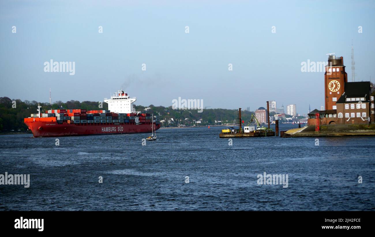 Container-Schiff Cap Harvey, fährt für Hamburg-Süd unter Liberianischer Flagge. Hier querab der Lotsenstation bei Finkenwerder Stock Photo