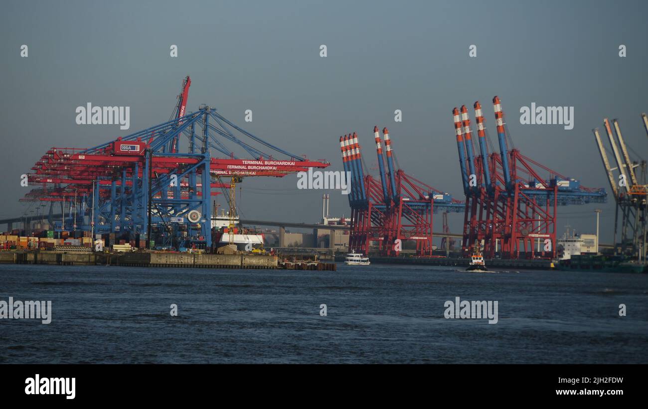 Containerbrücken im Hamburger Hafen. Wenn die Brücken hochgeklappt sind, haben sie nichts zu tun. Stock Photo
