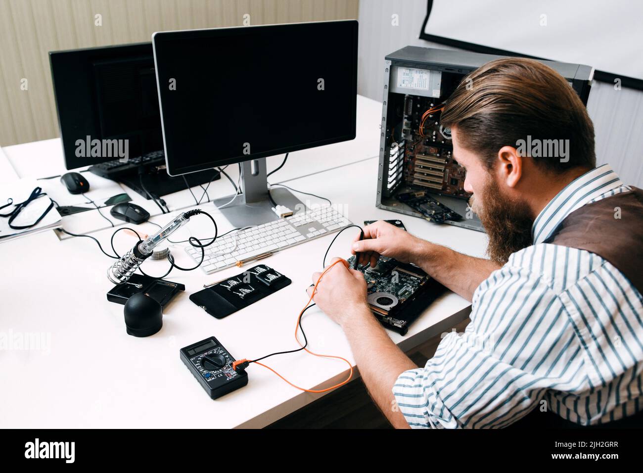 Electrical engineer new technology hi-res stock photography and images ...