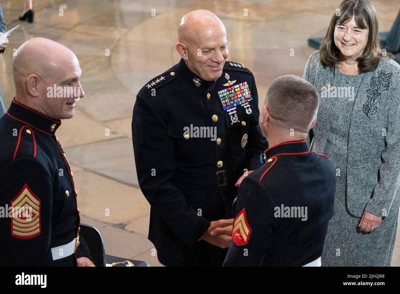 Washington, Dc, USA. 14th July, 2022. Sgt. Major of the Marine Corps Troy Black, left, Commandant of the Marine Corps Gen. David Berger, and his wife Donna Berger, greet Medal of Honor recipient Marine Cpl. William 'Kyle' Carpenter, before the flag-draped casket bearing the remains of Hershel W. “Woody” Williams arrives to lie in honor in the U.S. Capitol, Thursday, July 14, 2022 in Washington. Williams, the last remaining Medal of Honor recipient from World War II, died at age 98. (Photo by Alex Brandon/Pool/Sipa USA) Credit: Sipa USA/Alamy Live News Stock Photo