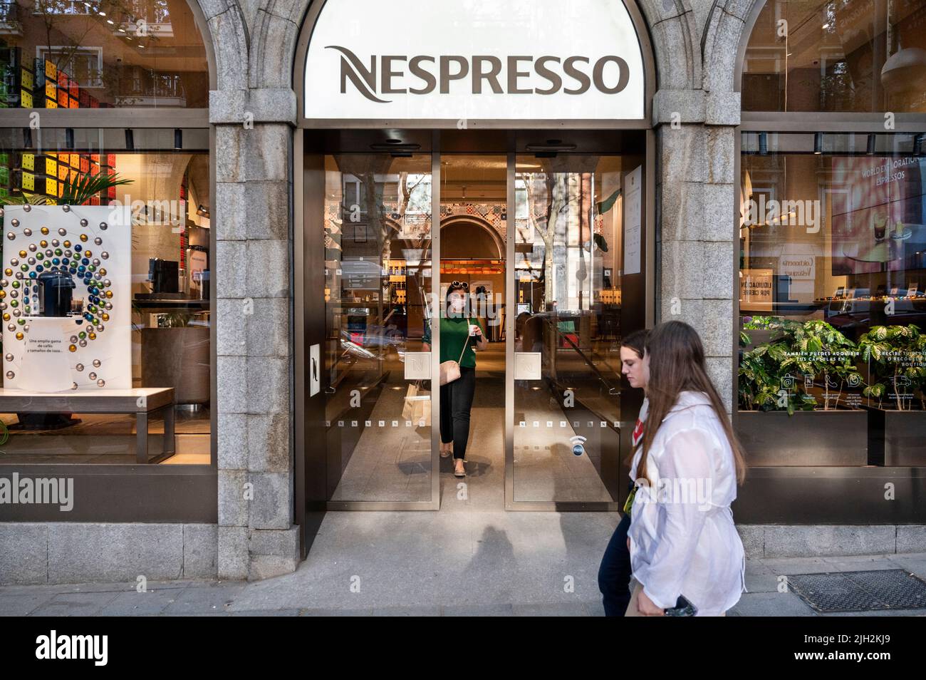 gnier kolbøtte nøje A customer leaves the Swiss high-end and world leader in coffee capsules  brand Nespresso store as pedestrians walk past it in Spain. (Photo by Xavi  Lopez / SOPA Images/Sipa USA Stock Photo -
