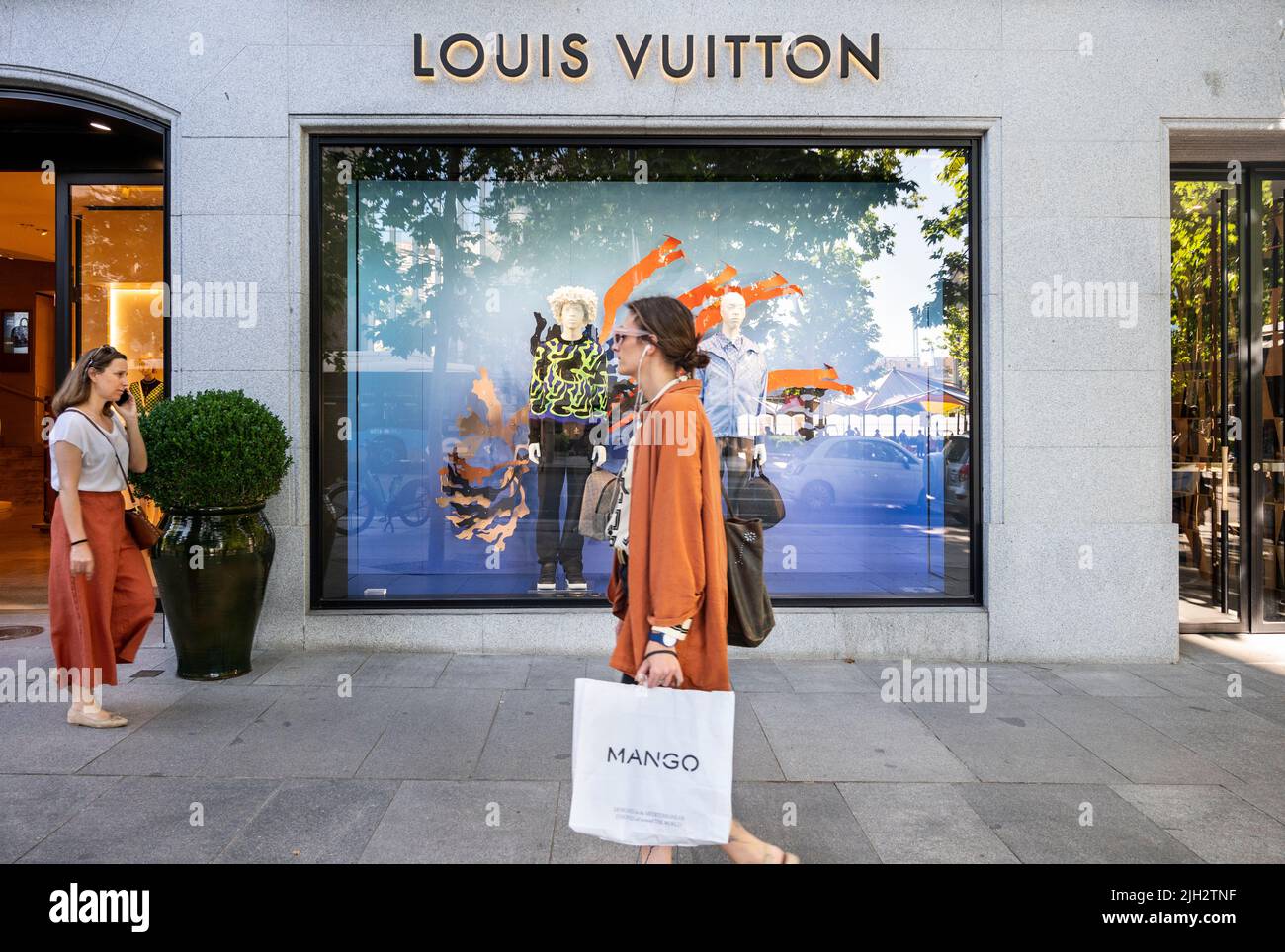Madrid, Spain. 28th May, 2022. Pedestrians walk past the French luxury  fashion brand Louis Vuitton (LV) store in Spain. (Credit Image: © Xavi  Lopez/SOPA Images via ZUMA Press Wire Stock Photo - Alamy