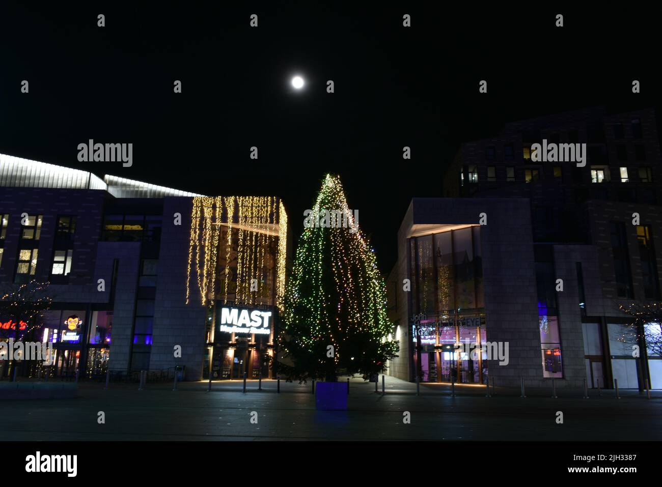 Christmas Scene Of Southampton Guildhall Square At Nightime Stock Photo