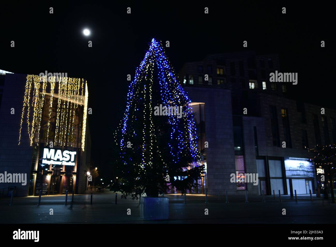 Christmas Scene Of Southampton Guildhall Square At Nightime Stock Photo