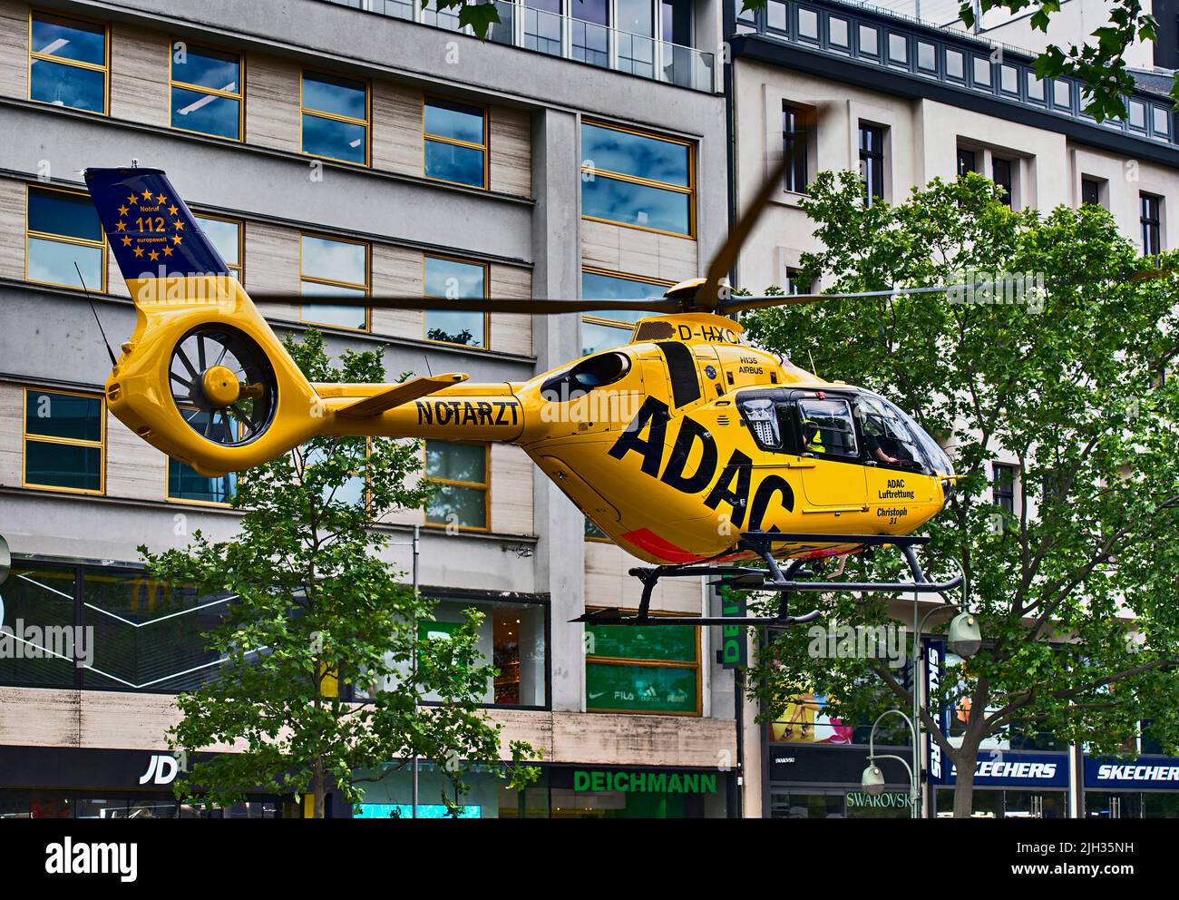 Berlin, Germany. 08th June, 2022. A rescue helicopter ascends after an emergency on Tauenzienstraße. Credit: Paul Zinken/dpa/Alamy Live News Stock Photo