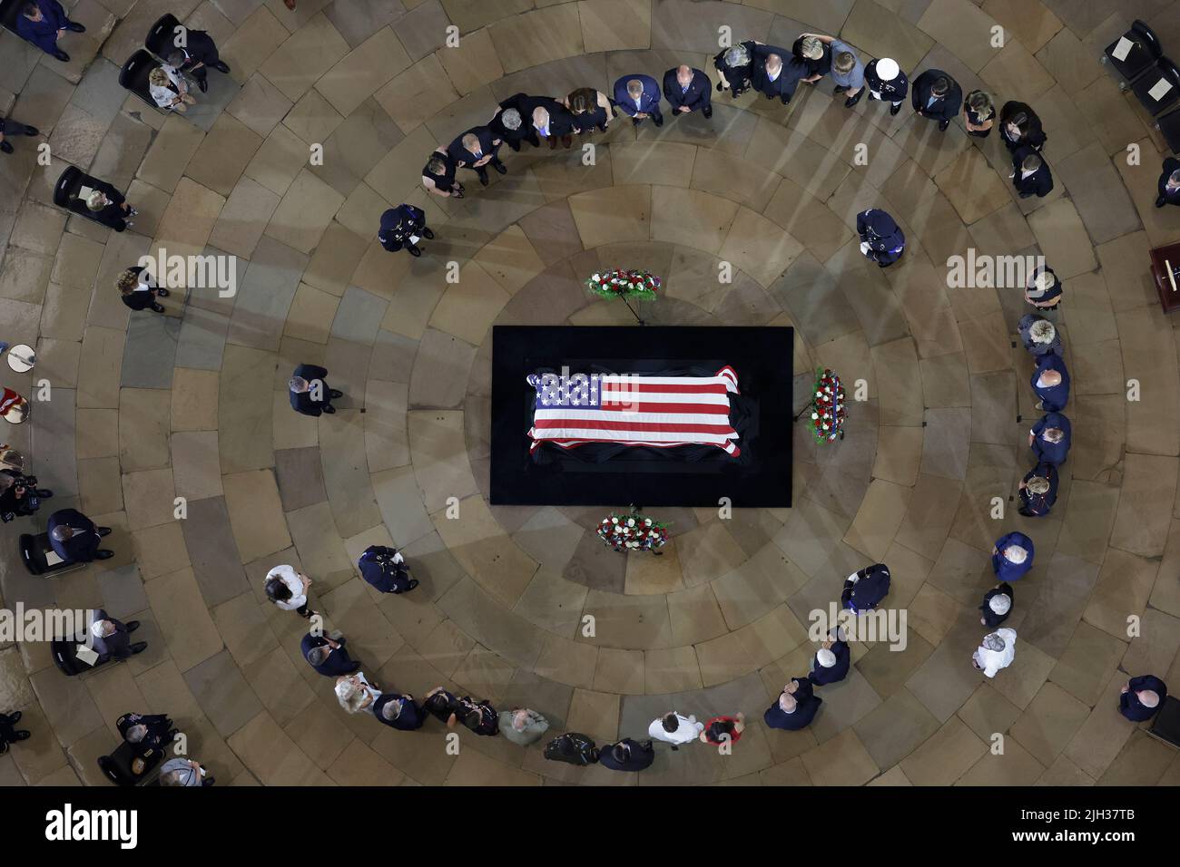 Washington, DC, USA. 14th July, 2022. Family members stand in a circle around Herschel "Woody" Williams' flag-draped casket in the United States Capitol Rotunda where he lays in honor on July 14, 2022 in Washington, DC. The last living WWII combat veteran to have received the Medal of Honor, Williams was a Marine corporal during the Battle of Iwo Jima in 1945 when he used his flamethrower to destroy numerous enemy pillboxes while under intense incoming fire for more than four hours. Credit: Chip Somodevilla/Pool Via Cnp/Media Punch/Alamy Live News Stock Photo
