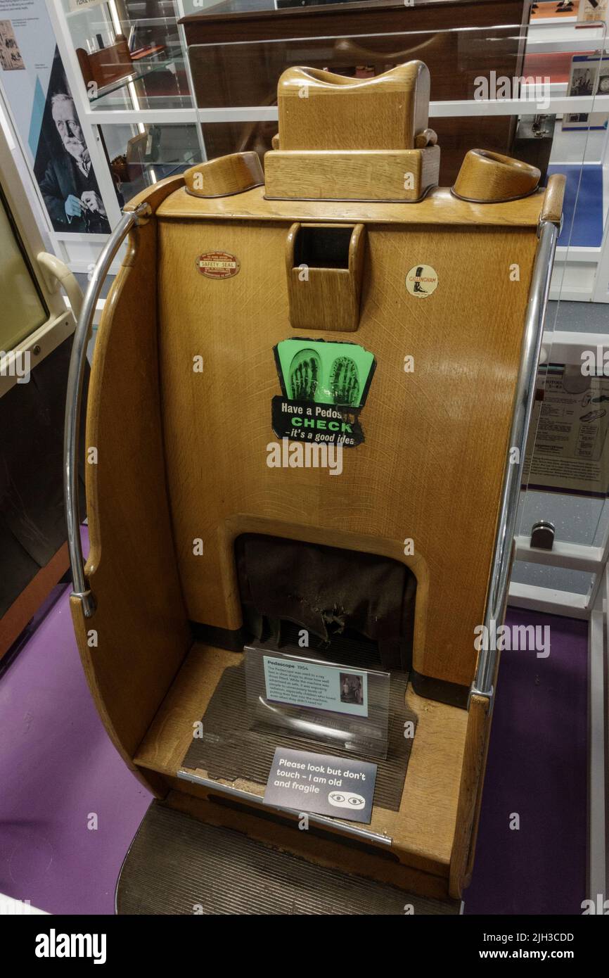 A pedascope (1954) used to x-ray feet in shoe shops to show how well shoes fitted, Thackray Museum of Medicine, Leeds, West Yorkshire, UK. Stock Photo