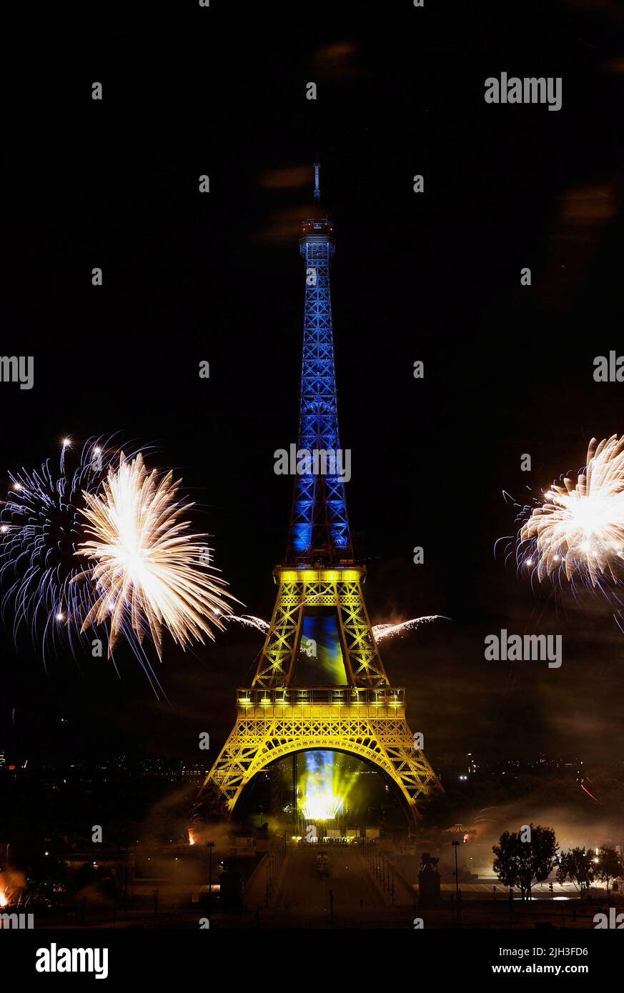 Lighted fireworks hires stock photography and images Alamy