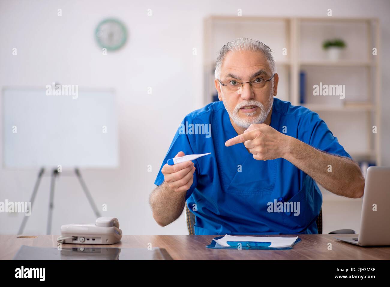 Leave hospital old man hi-res stock photography and images - Alamy