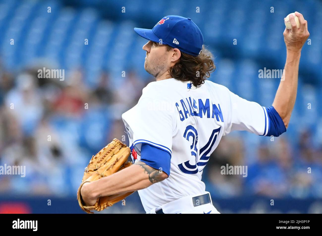 St. Petersburg, FL USA; Tampa Bay Rays relief pitcher Shawn Armstrong (64)  delivers a pitch during an MLB game against the Kansas City Royals on Frid  Stock Photo - Alamy