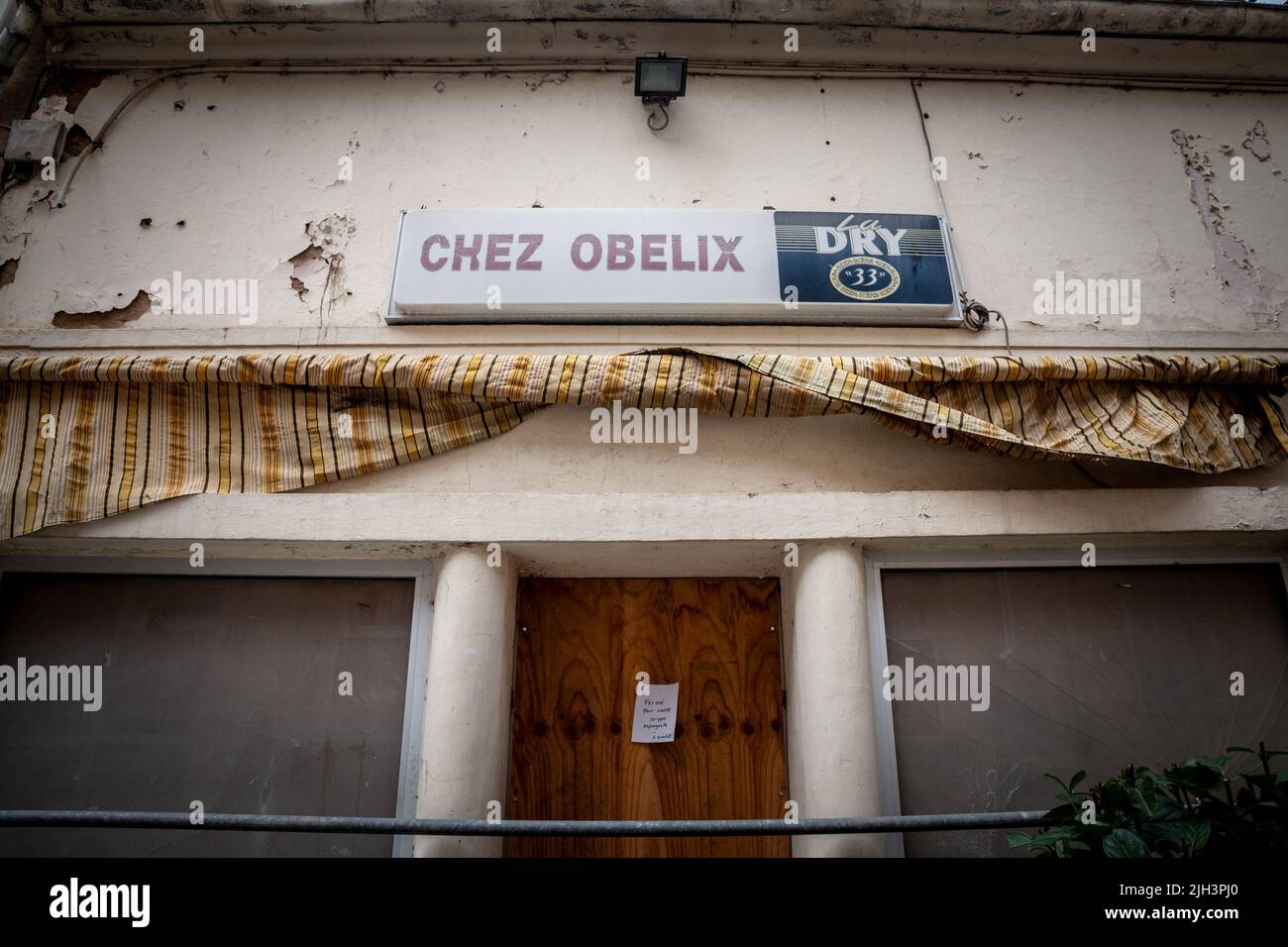 Picture of a closed and abandoned bar in the center of Bergerac, a