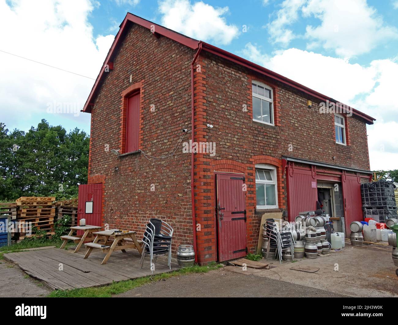 The Dunham Massey Brewing Company shop & beer barrels , Dunham village, Bowden, Altrincham, Cheshire, England, UK, WA14 4PE Stock Photo
