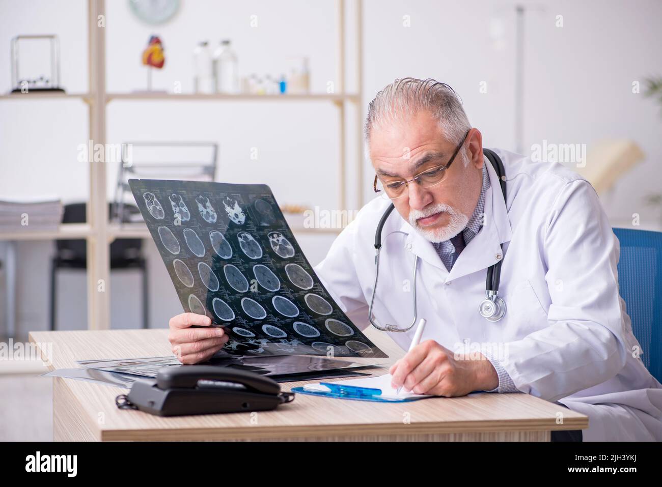 Diffendeffer Radiologist Hospital radiologist checking notes hi-res stock photography and images ...